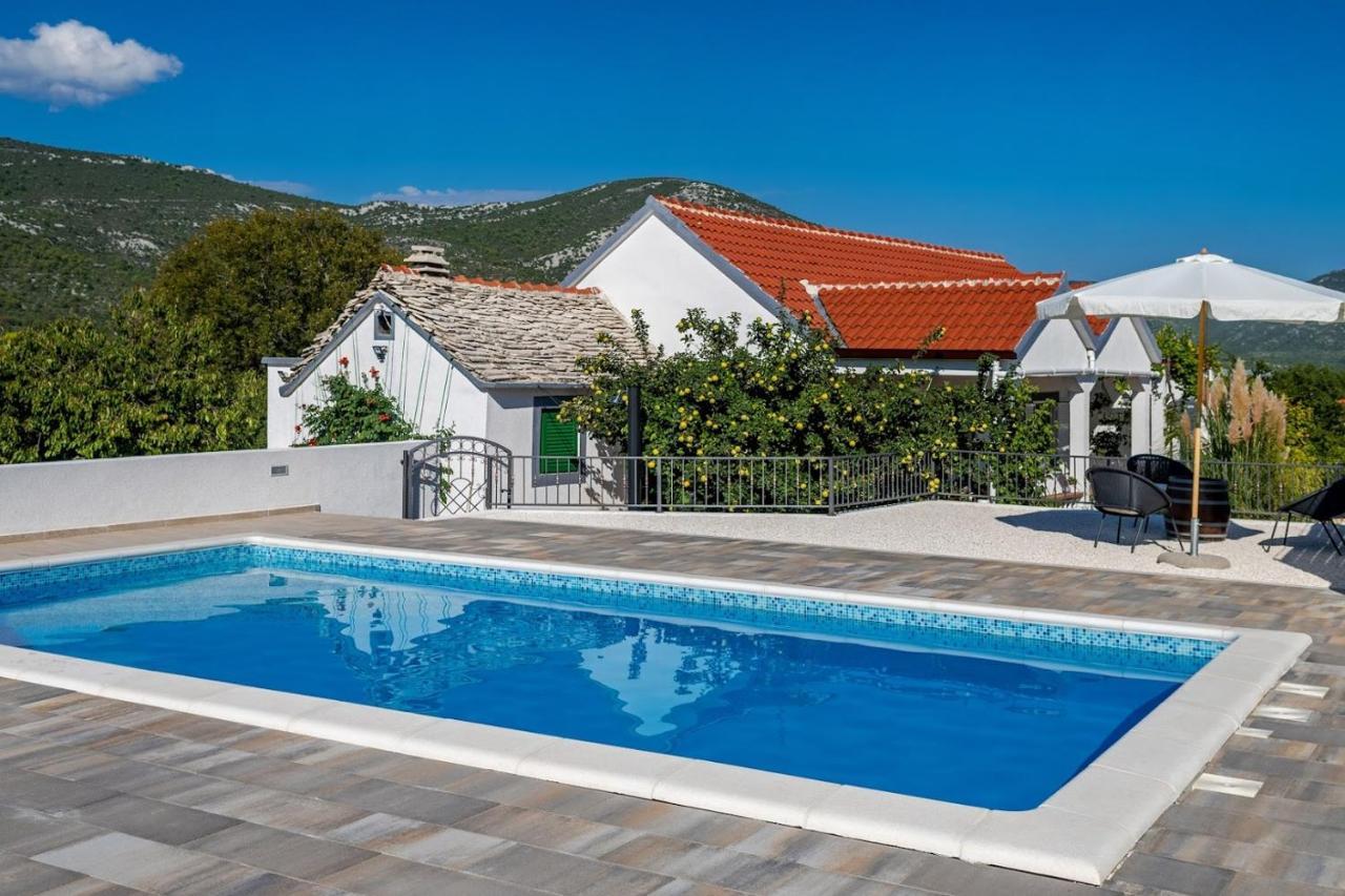 House Camellia With Fenced Pool And Playground *