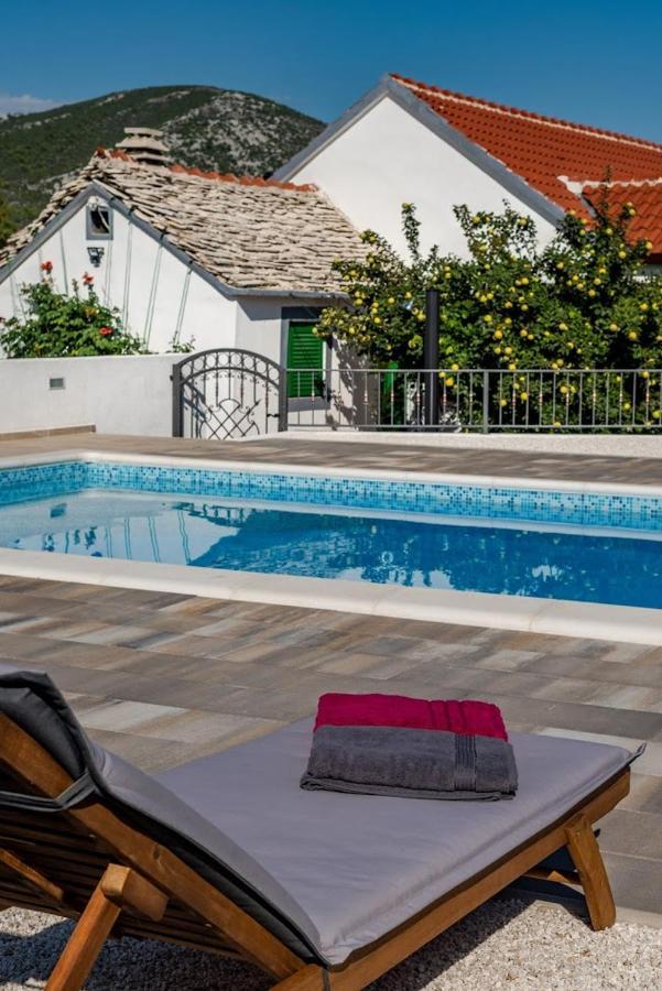 House Camellia With Fenced Pool And Playground Holiday home *