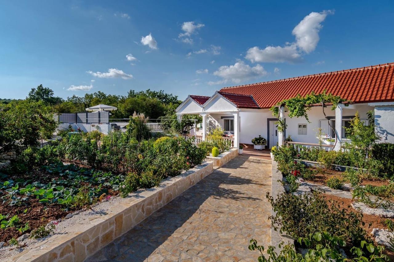 House Camellia With Fenced Pool And Playground Holiday home *