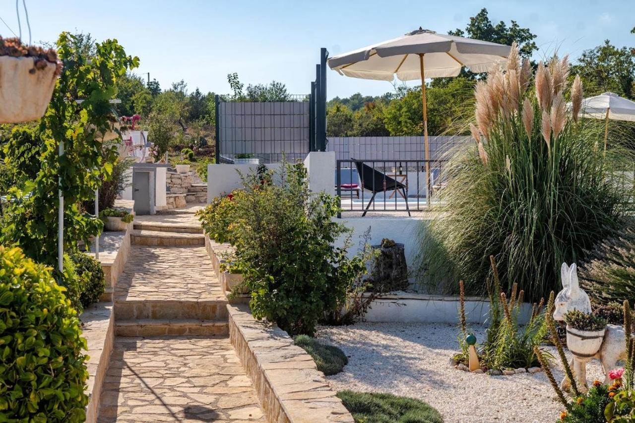 House Camellia With Fenced Pool And Playground * Blizna Donja