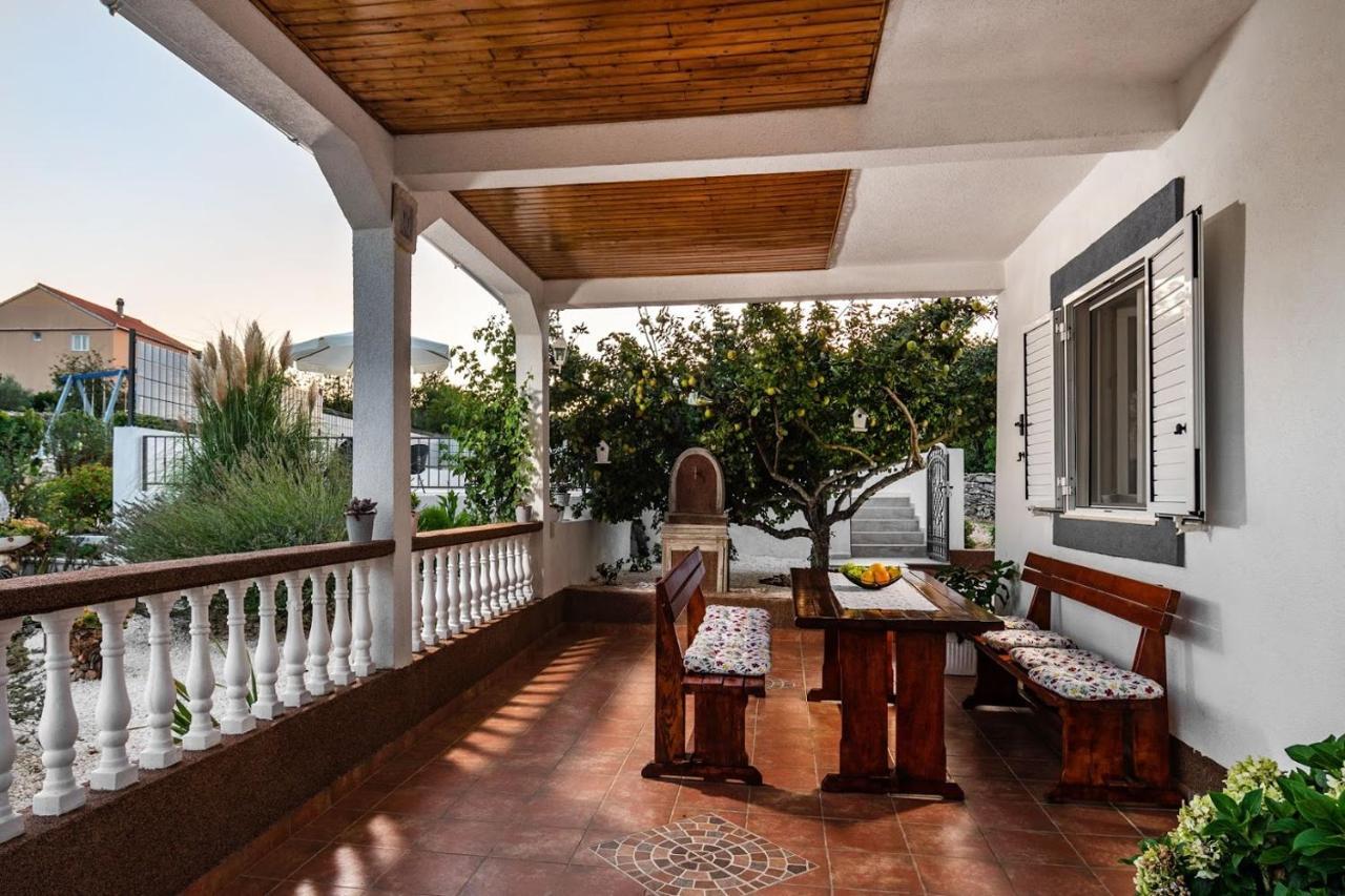 House Camellia With Fenced Pool And Playground *