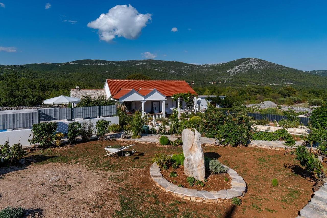 House Camellia With Fenced Pool And Playground * Blizna Donja