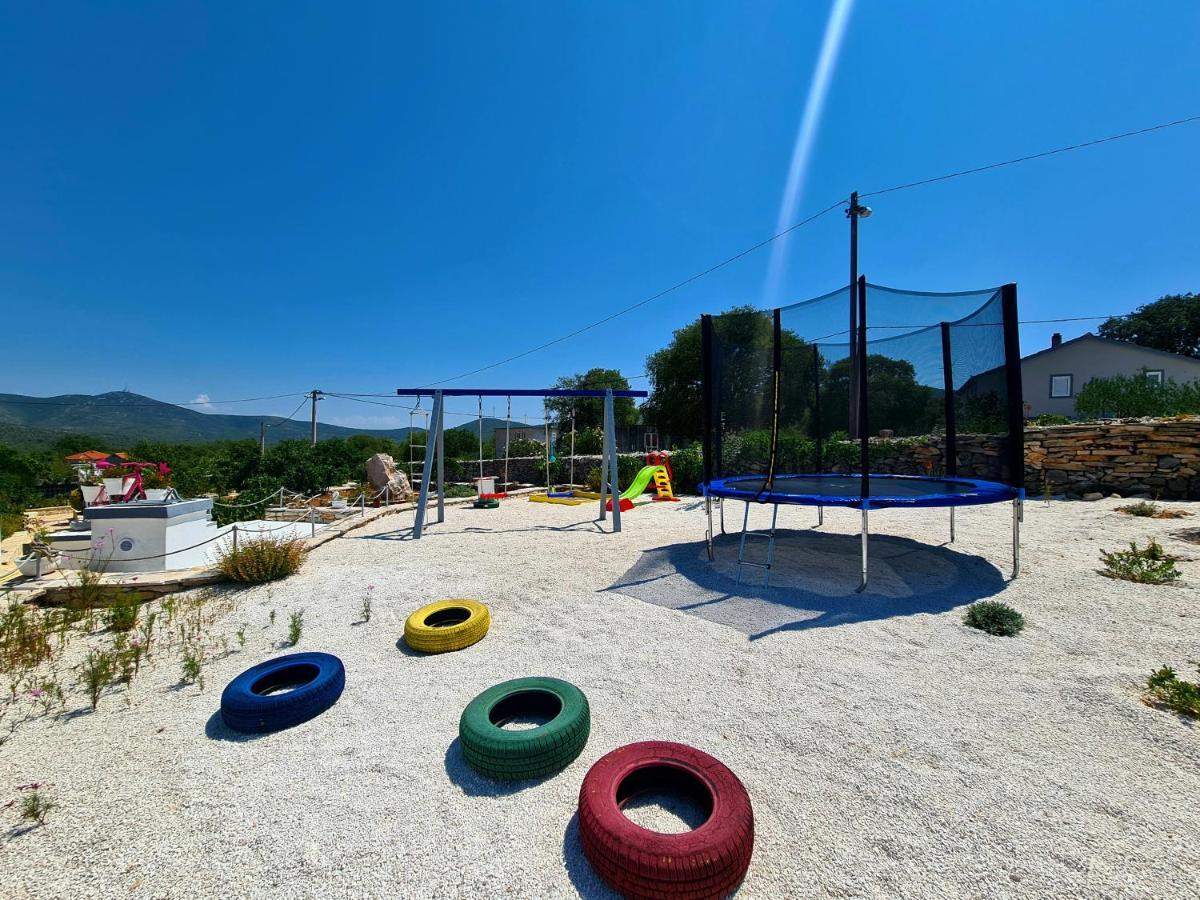 Dom wakacyjny House Camellia With Fenced Pool And Playground
