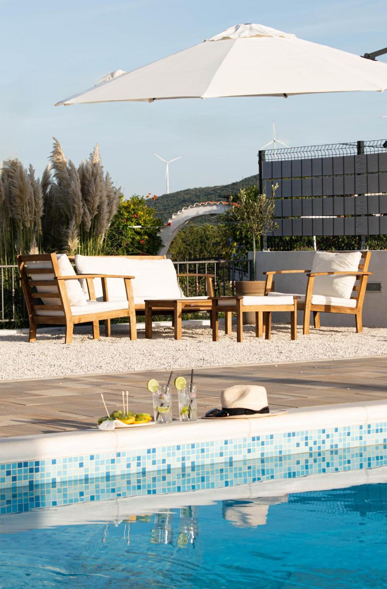 House Camellia With Fenced Pool And Playground Blizna Donja